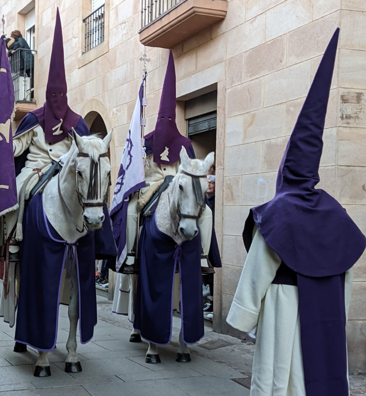 Hermanos a caballo con el estandarte de la cofradía
