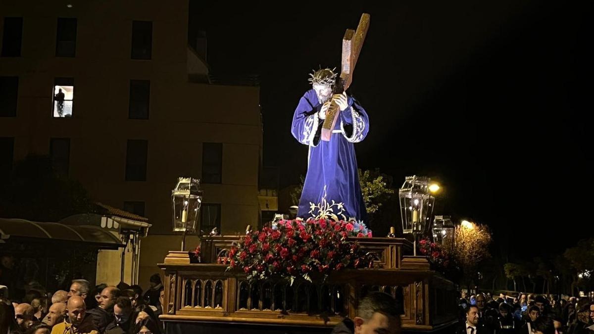 Traslado de la cofradía de noche por las calles de Zamora